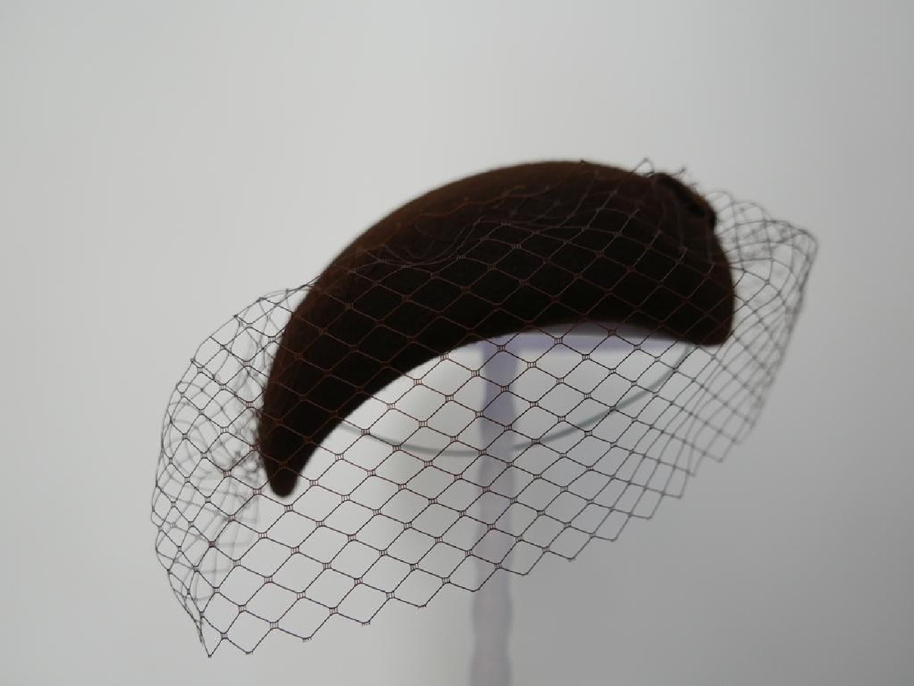 Ivanka 1 brązowy midi toczek z woalką