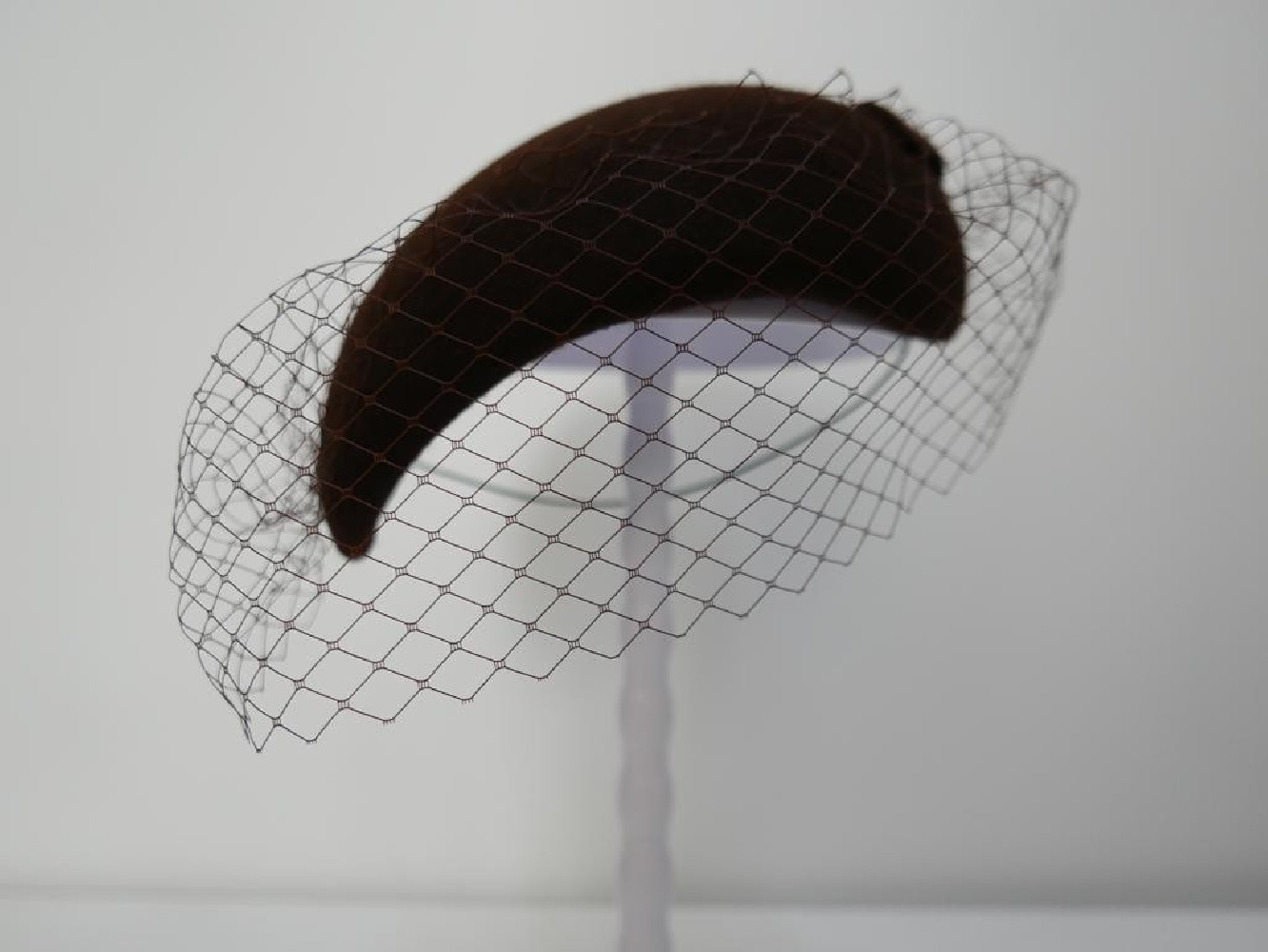 Ivanka 1 brązowy midi toczek z woalką