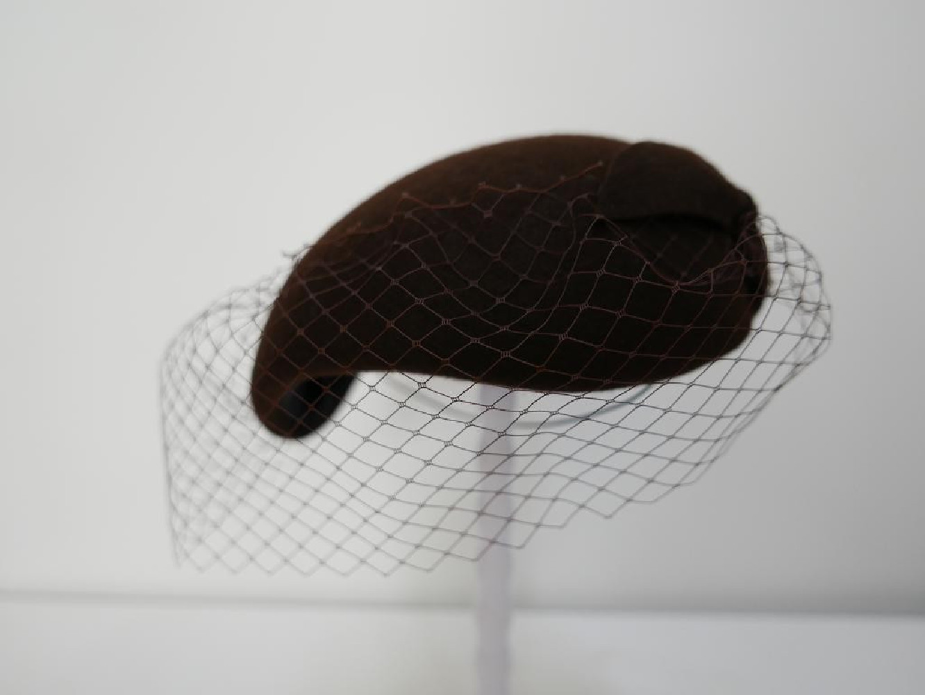 Ivanka 1 brązowy midi toczek z woalką