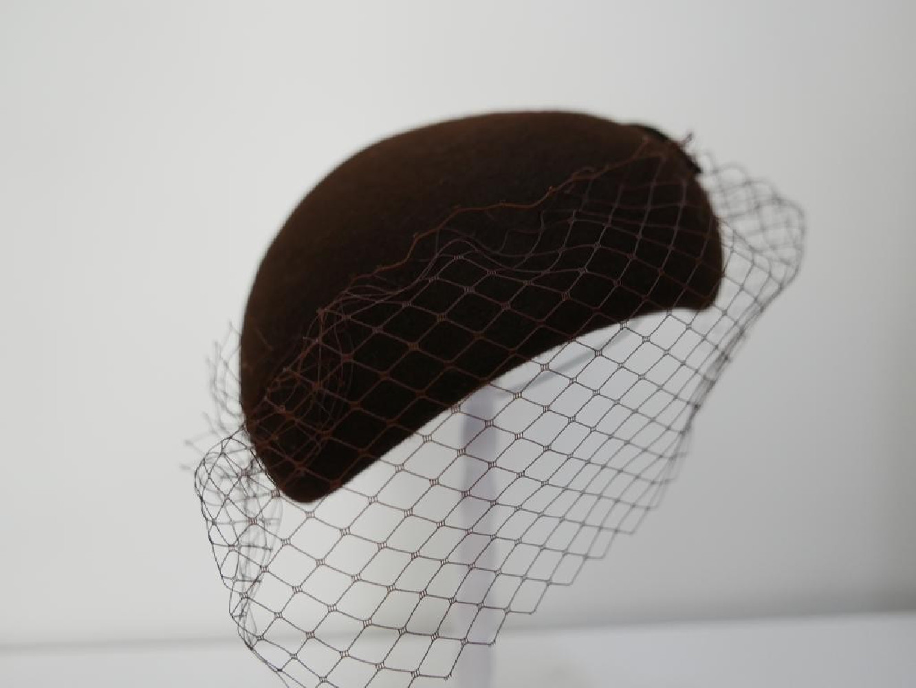 Ivanka 1 brązowy midi toczek z woalką