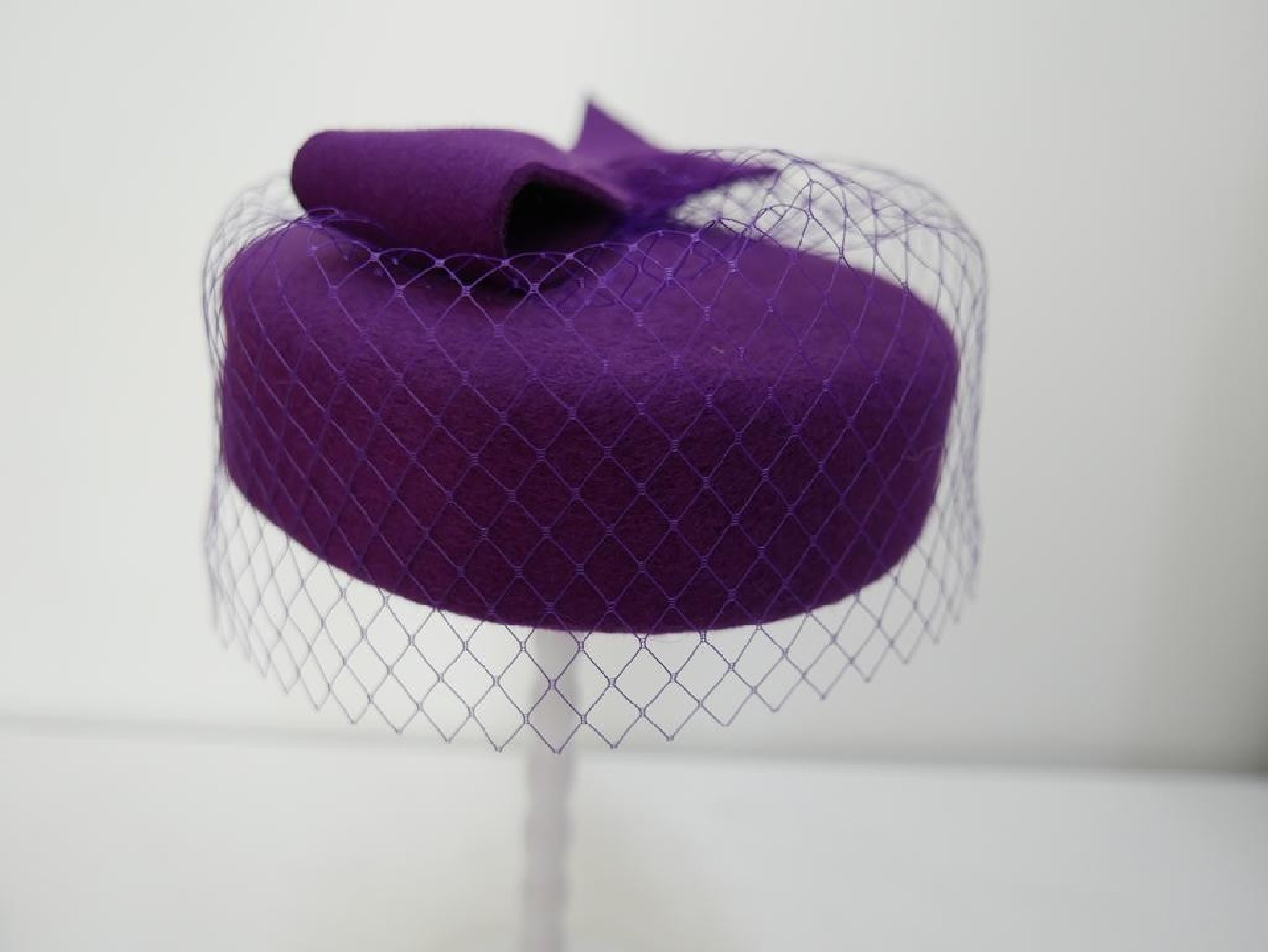 Pastylka -magenta toczek filcowy z woalką