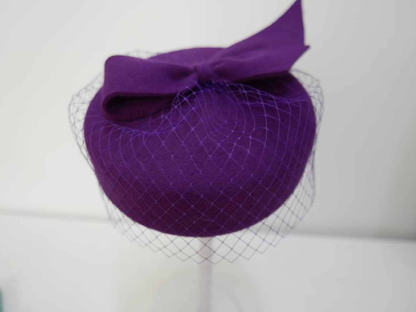 Pastylka -magenta toczek filcowy z woalką