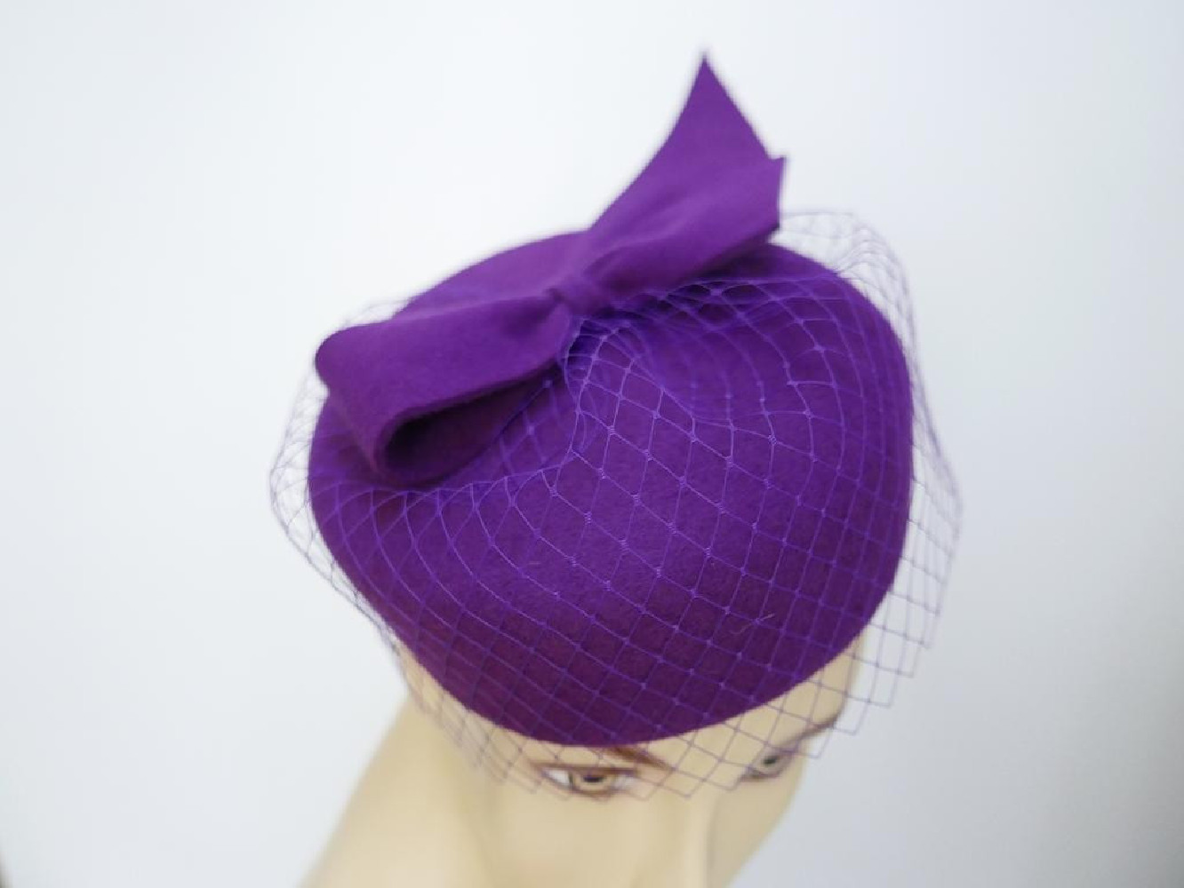 Pastylka -magenta toczek filcowy z woalką