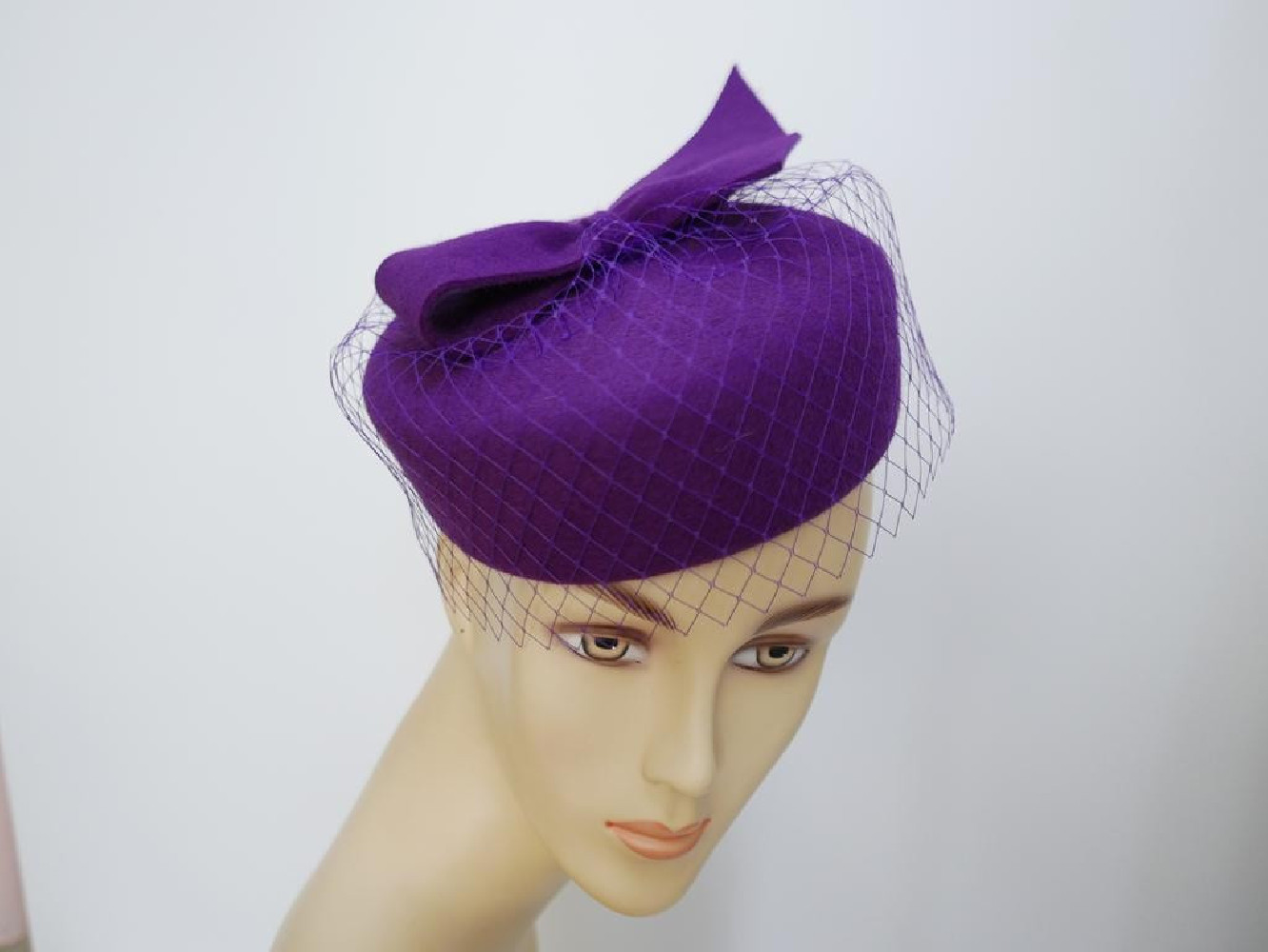 Pastylka -magenta toczek filcowy z woalką