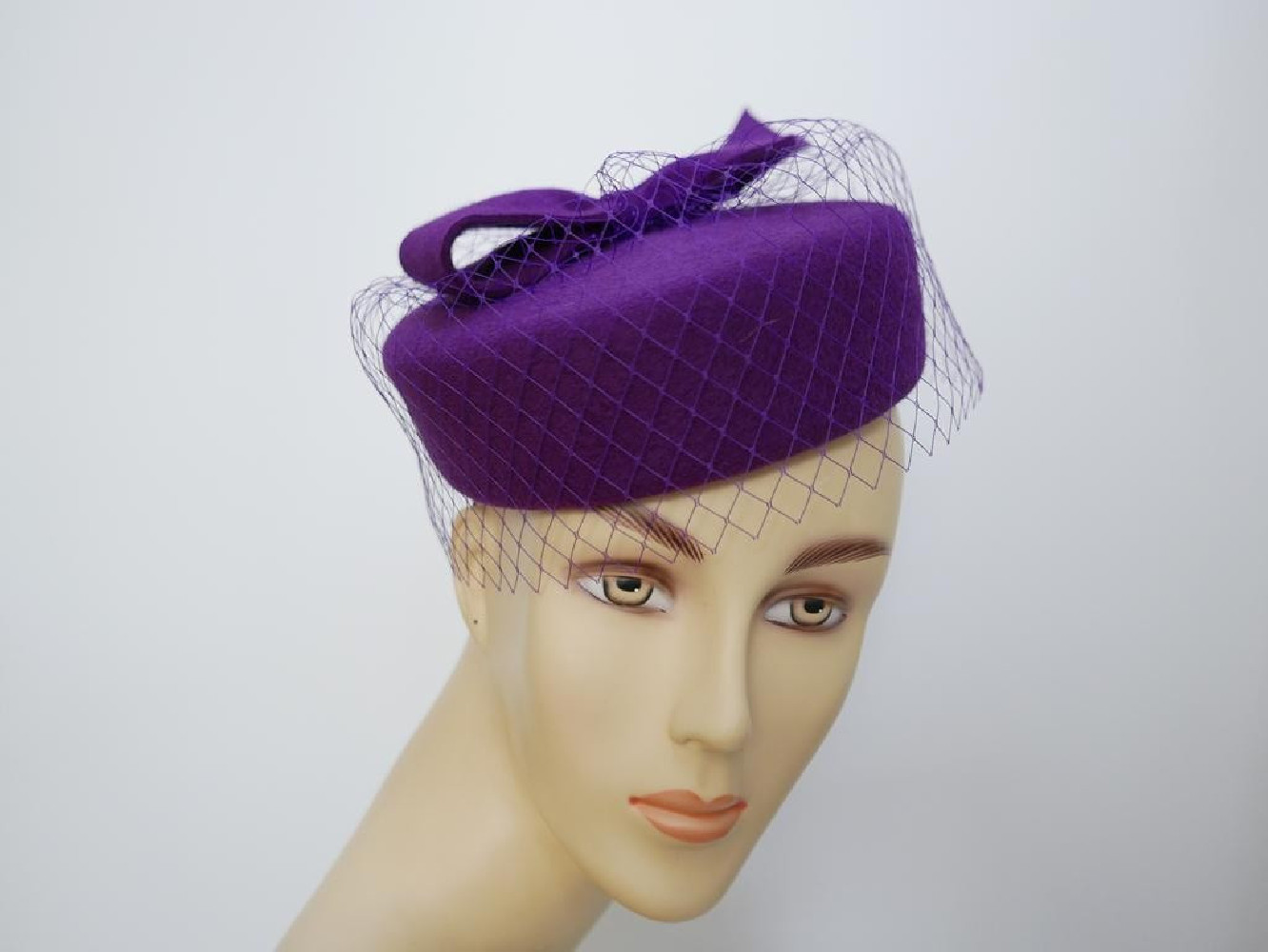 Pastylka -magenta toczek filcowy z woalką