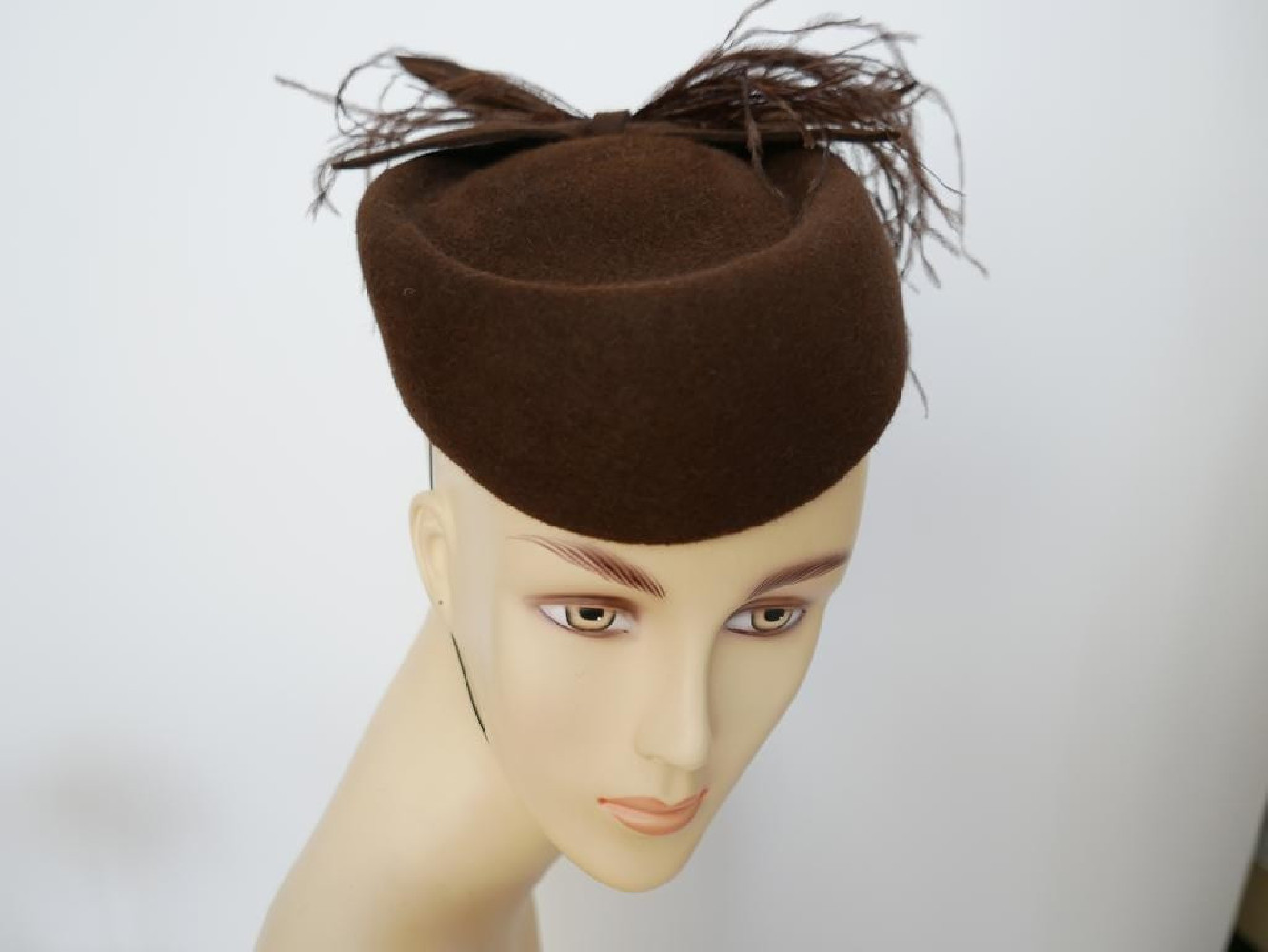 Tonya brązowy toczek pilśniowy z piórami strusia