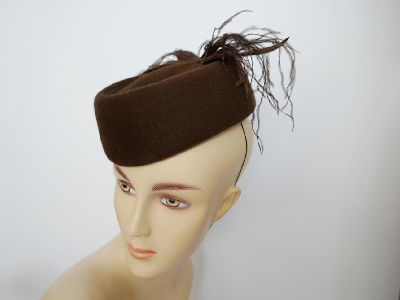 Tonya brązowy toczek pilśniowy z piórami strusia