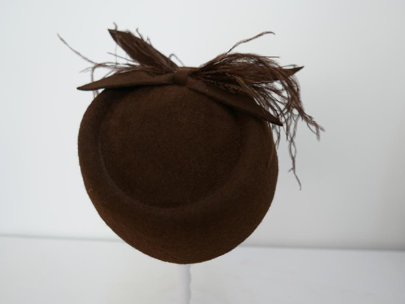 Tonya brązowy toczek pilśniowy z piórami strusia