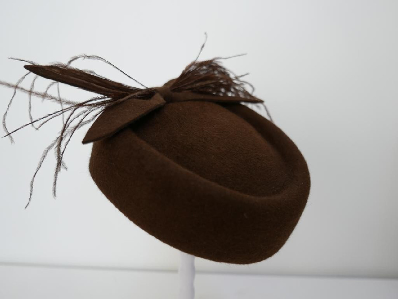 Tonya brązowy toczek pilśniowy z piórami strusia