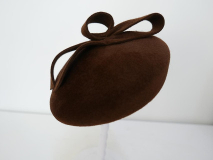 Saturnia brązowy  mini beret pilśniowy