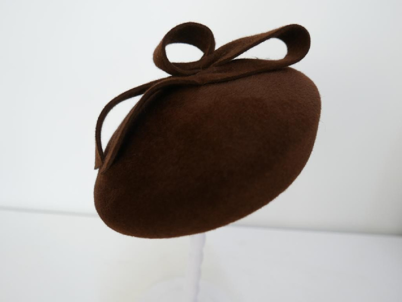 Saturnia brązowy  mini beret pilśniowy