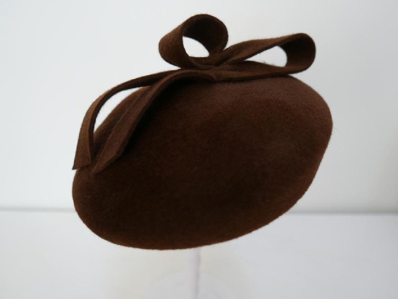 Saturnia brązowy  mini beret pilśniowy