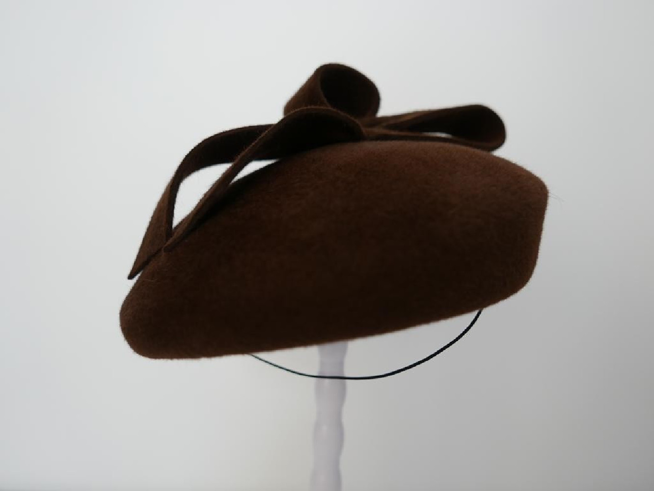 Saturnia brązowy  mini beret pilśniowy