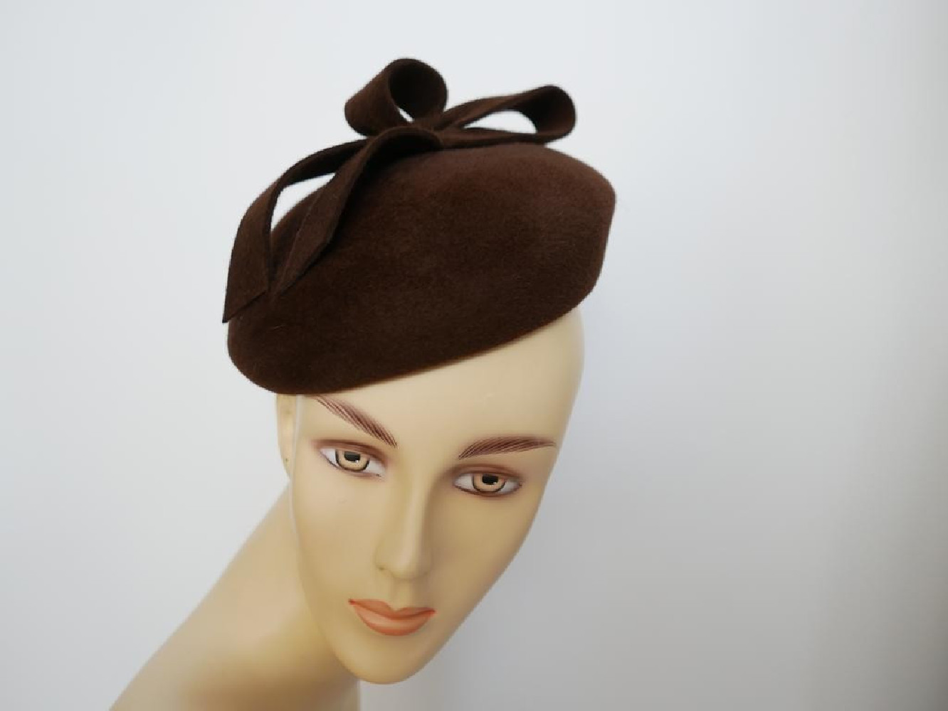 Saturnia brązowy  mini beret pilśniowy