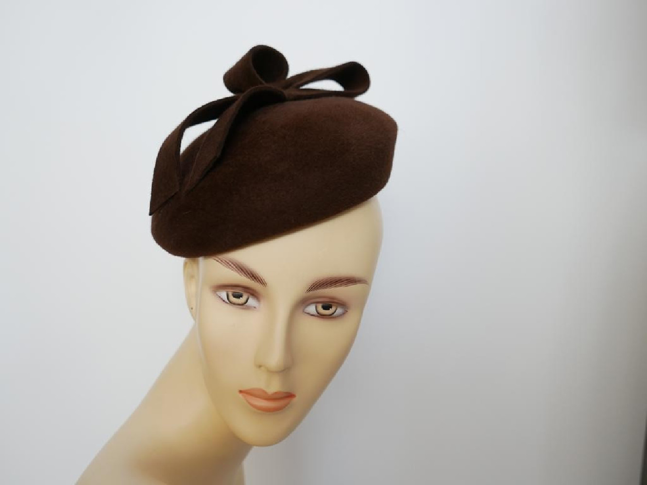 Saturnia brązowy  mini beret pilśniowy