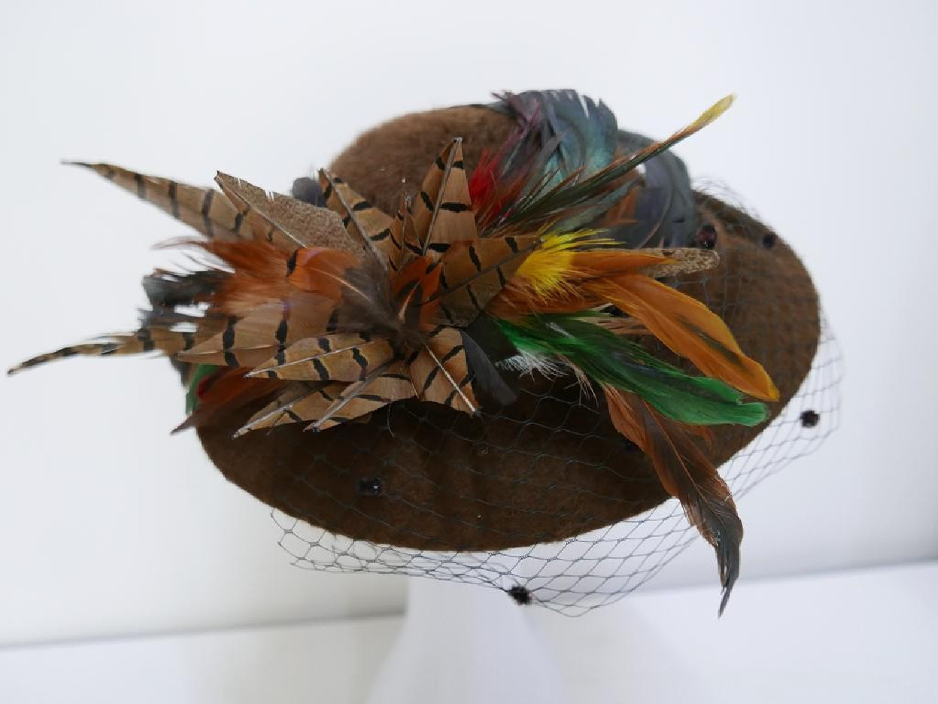 Adelajda brązowy kapelusz dysk z piórami