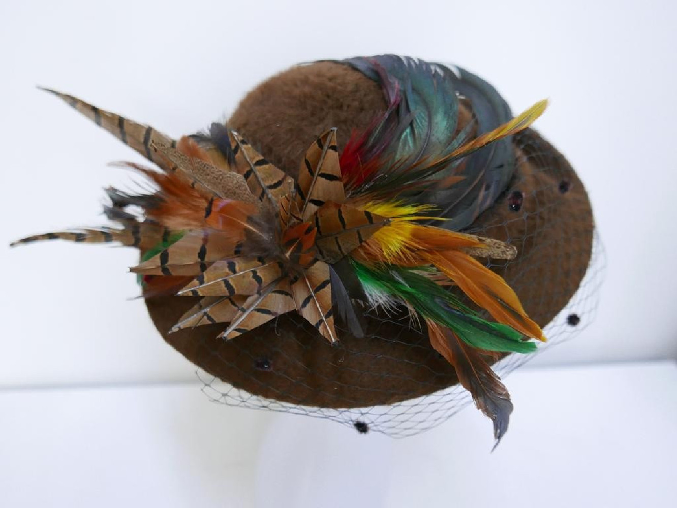 Adelajda brązowy kapelusz dysk z piórami