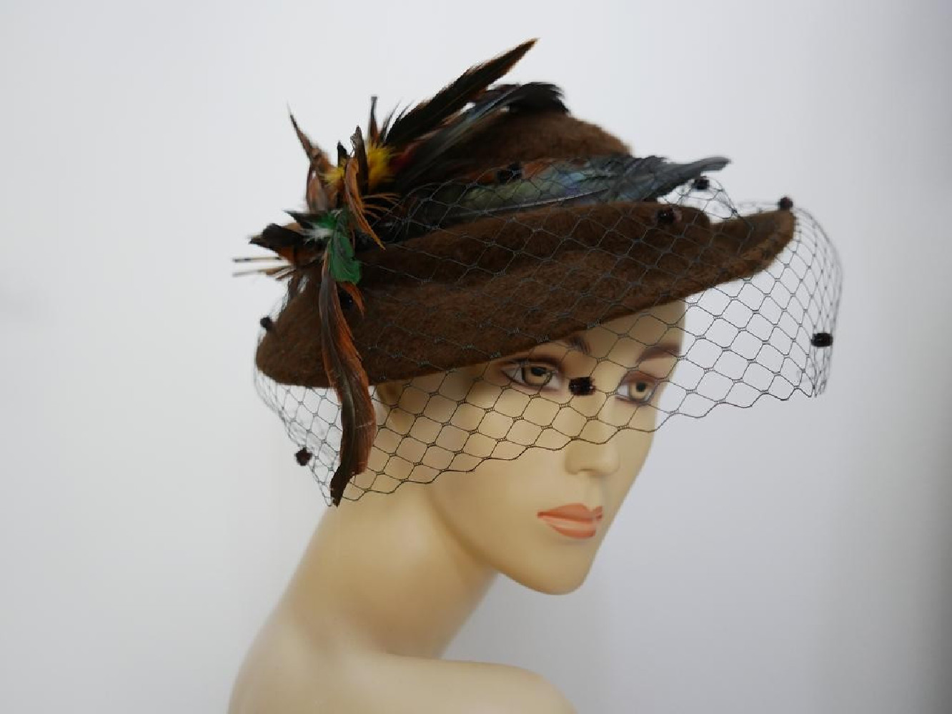 Adelajda brązowy kapelusz dysk z piórami