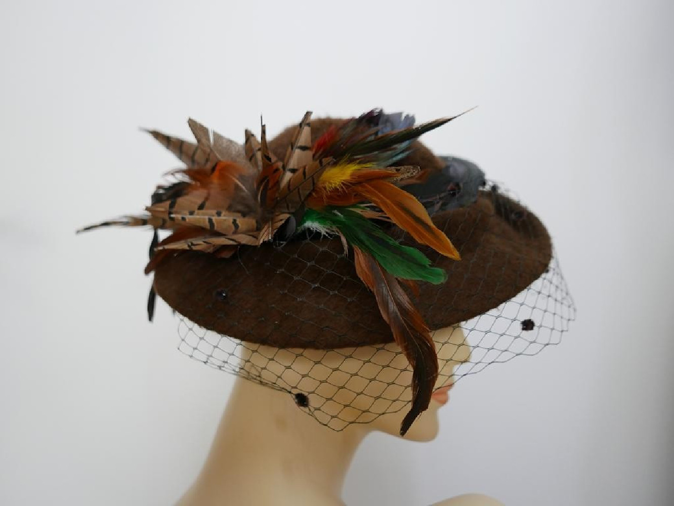 Adelajda brązowy kapelusz dysk z piórami