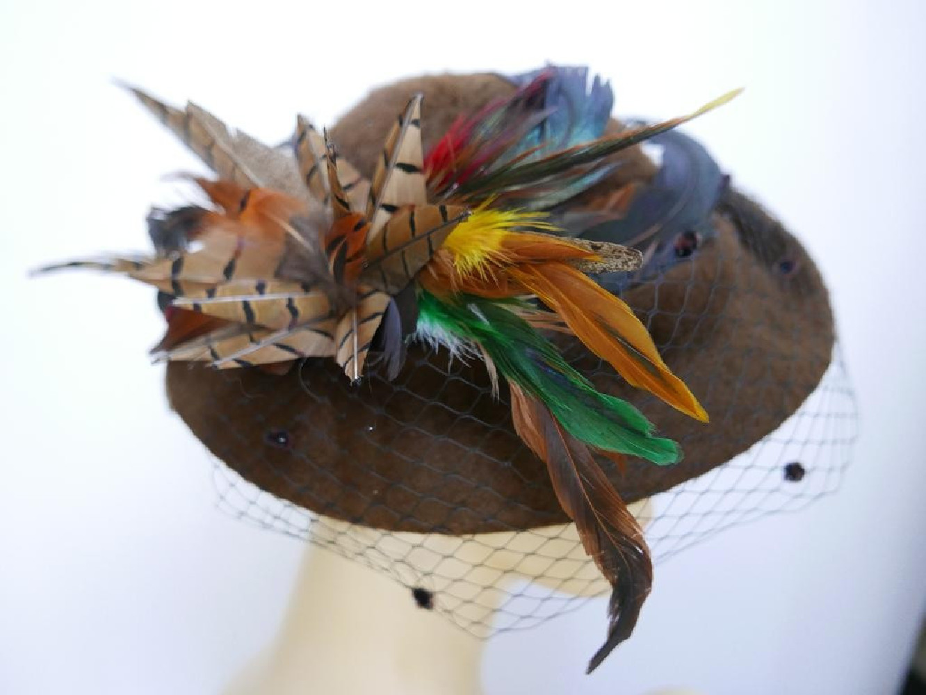 Adelajda brązowy kapelusz dysk z piórami