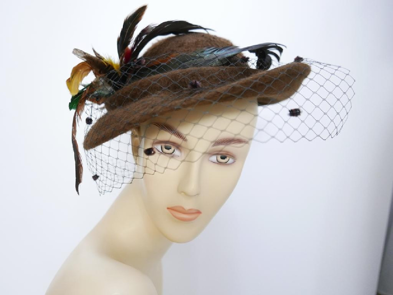 Adelajda brązowy kapelusz dysk z piórami