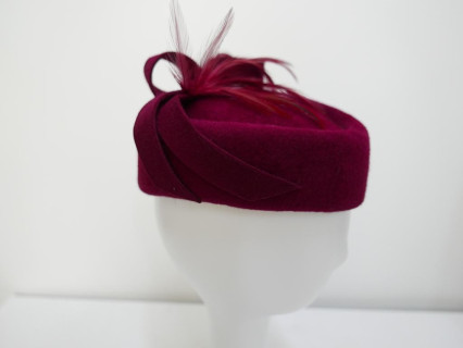 Tonya bordowy toczek pilśniowy z piórami