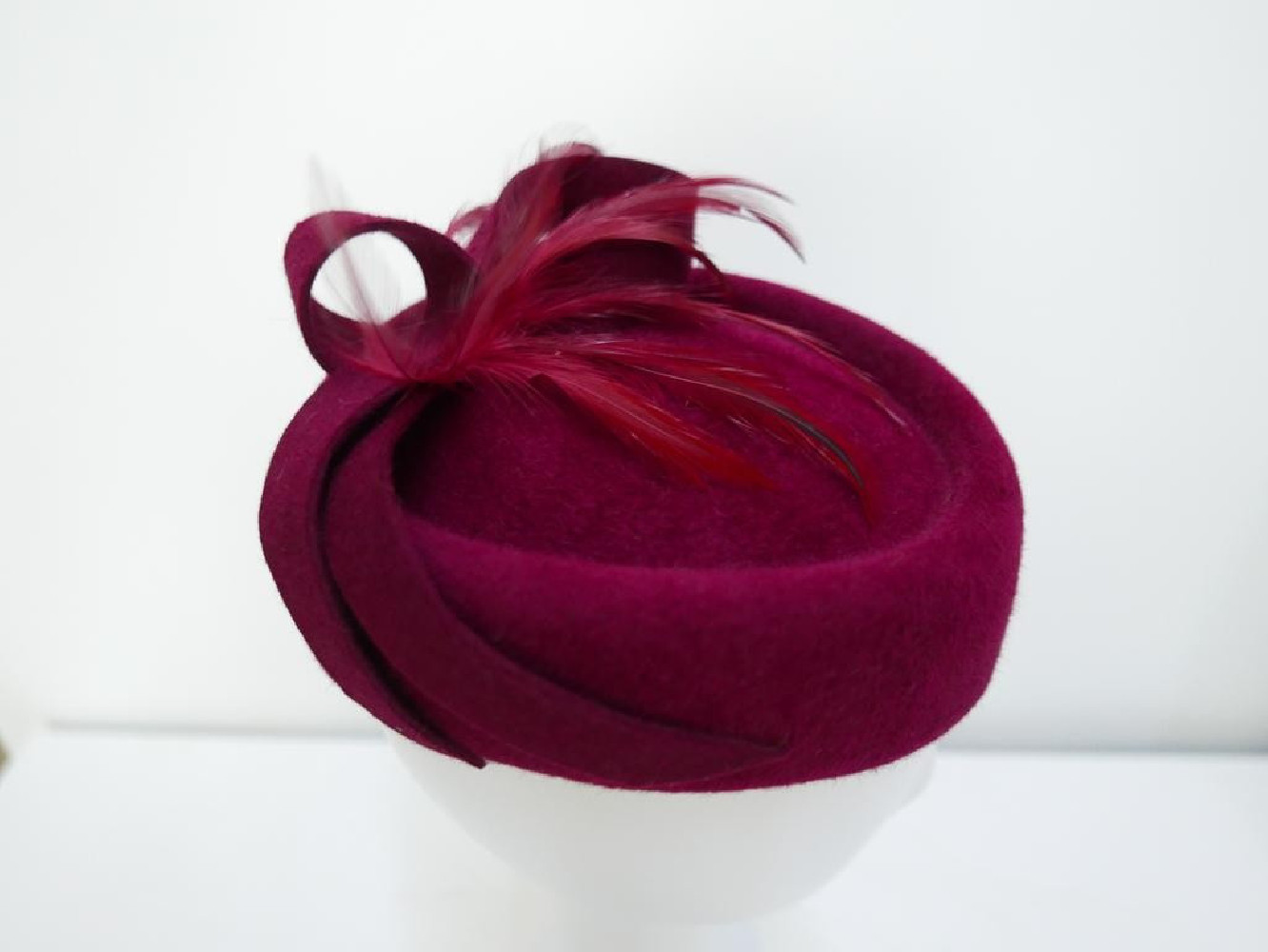 Tonya bordowy toczek pilśniowy z piórami