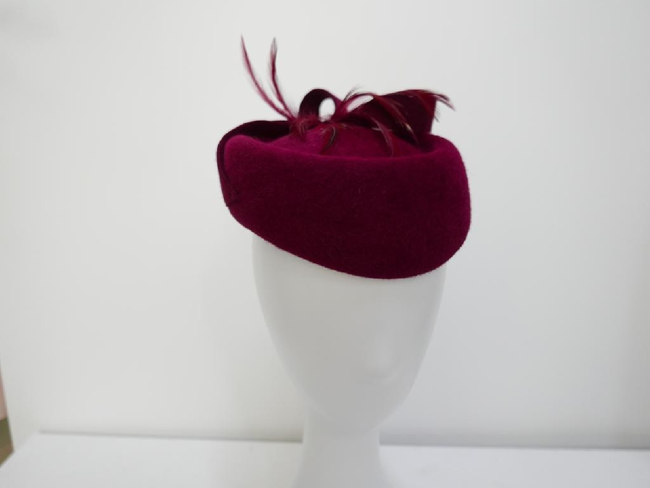 Tonya bordowy toczek pilśniowy z piórami
