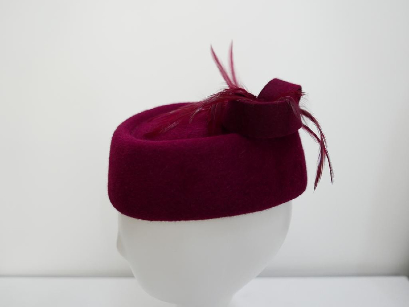 Tonya bordowy toczek pilśniowy z piórami