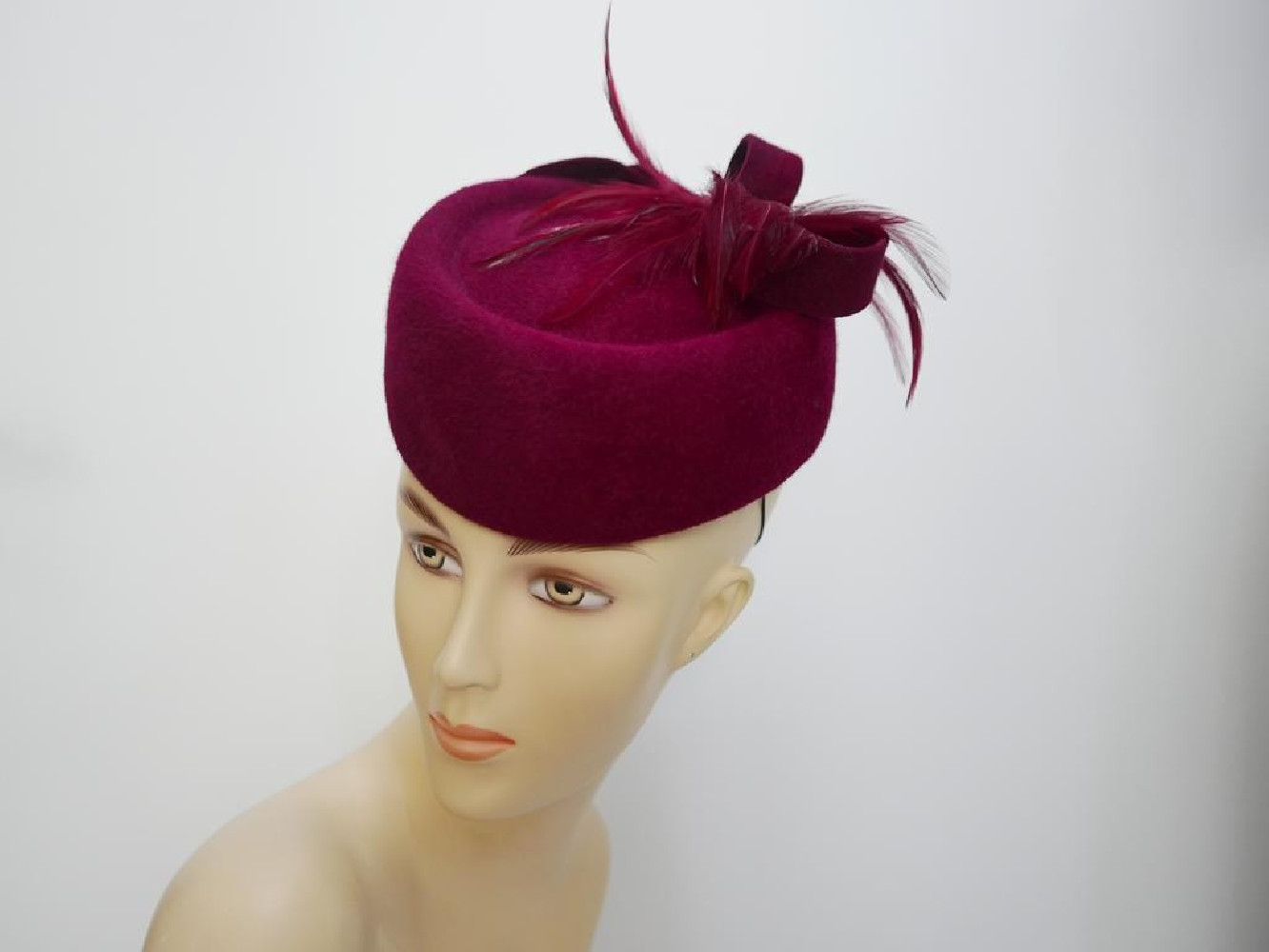 Tonya bordowy toczek pilśniowy z piórami