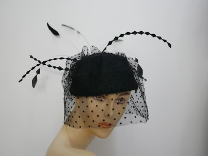 Verona -czarny toczek  z woalem i piórami