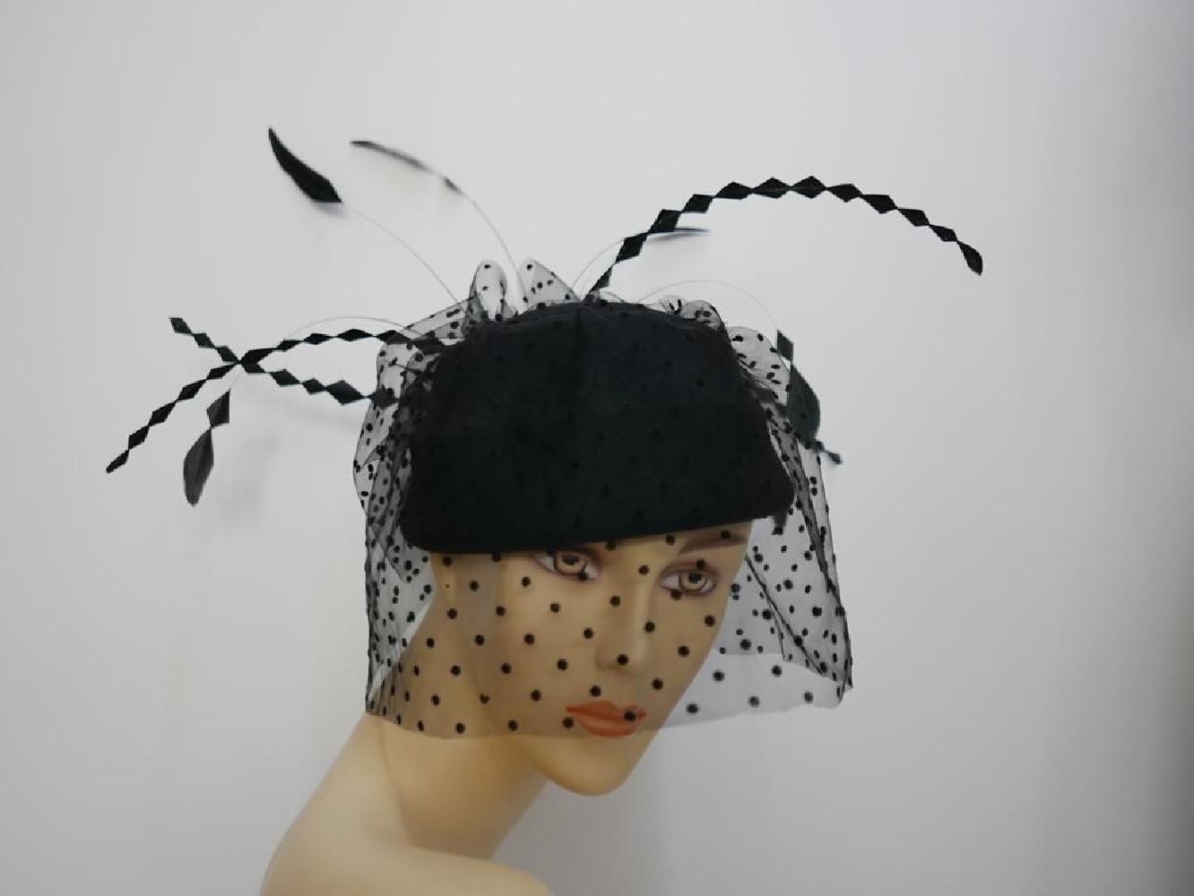 Verona -czarny toczek  z woalem i piórami