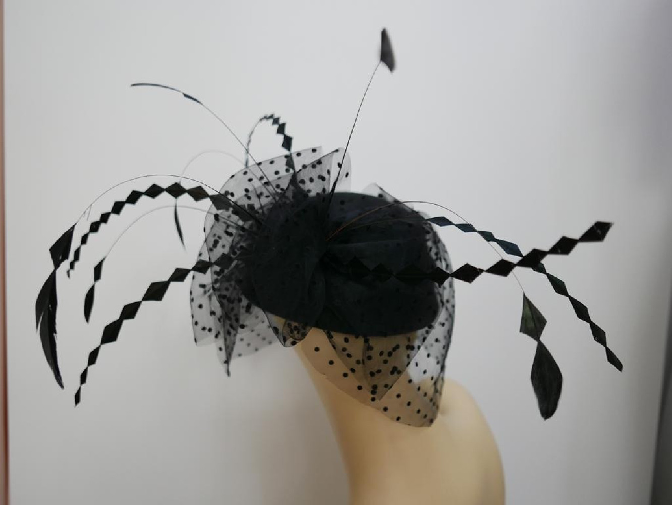 Verona -czarny toczek  z woalem i piórami