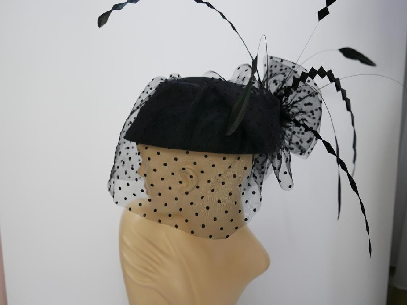 Verona -czarny toczek  z woalem i piórami