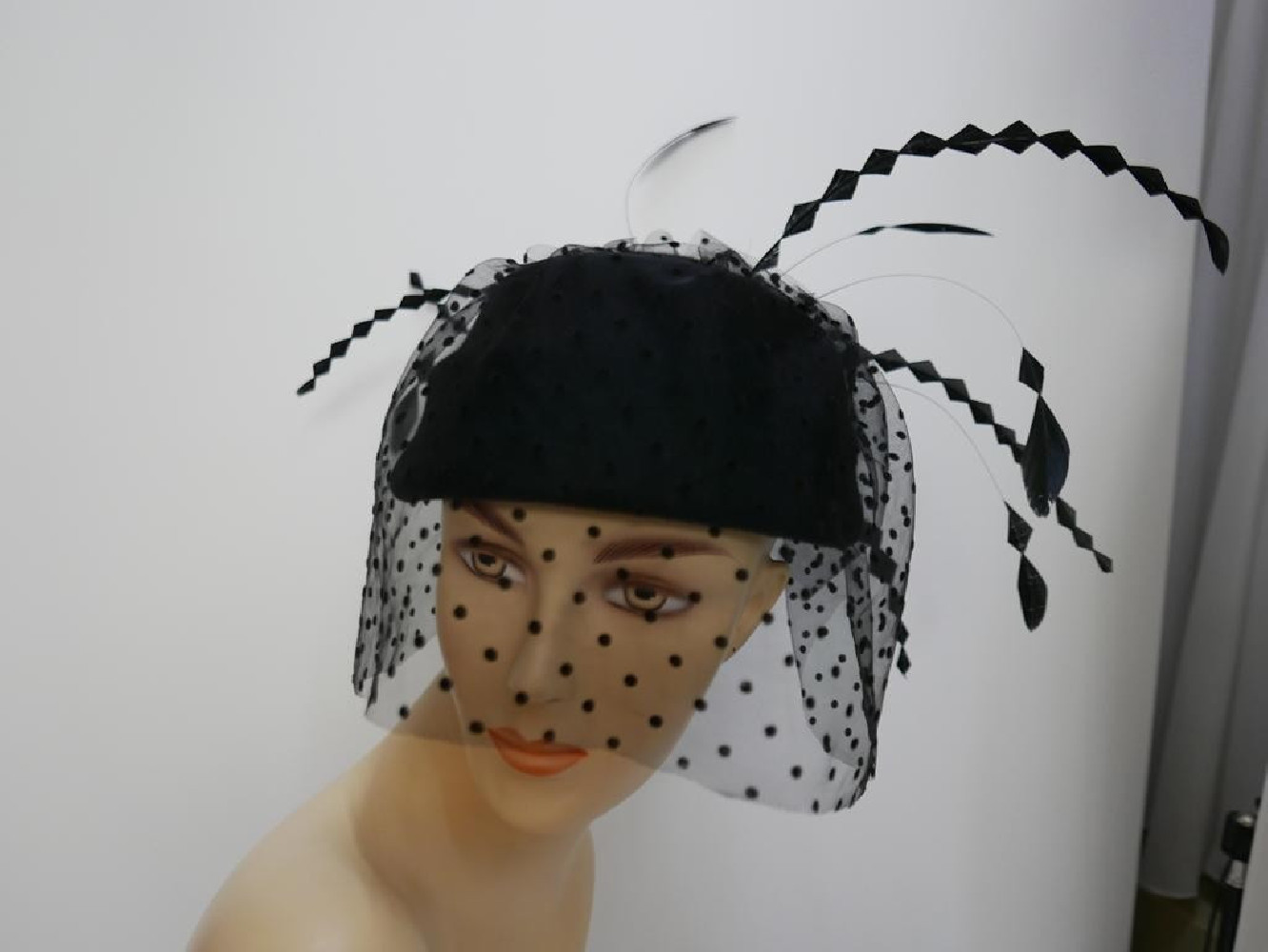 Verona -czarny toczek  z woalem i piórami