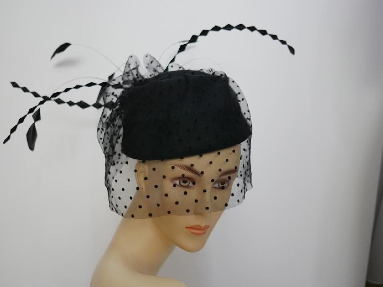 Verona -czarny toczek  z woalem i piórami