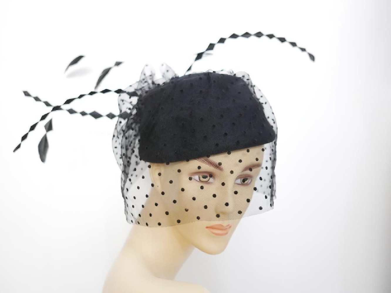 Verona -czarny toczek  z woalem i piórami