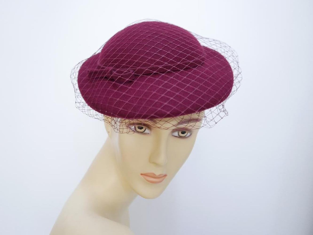 Consuela - bordowy kapelusz toczek z woalką