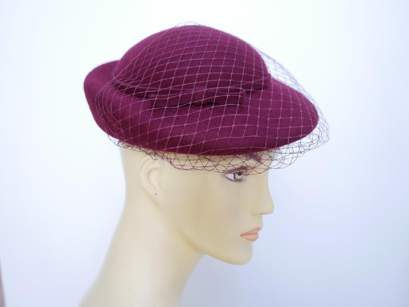 Consuela - bordowy kapelusz toczek z woalką