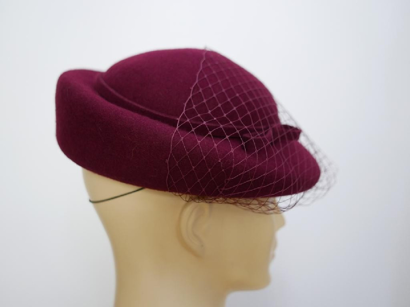 Consuela - bordowy kapelusz toczek z woalką