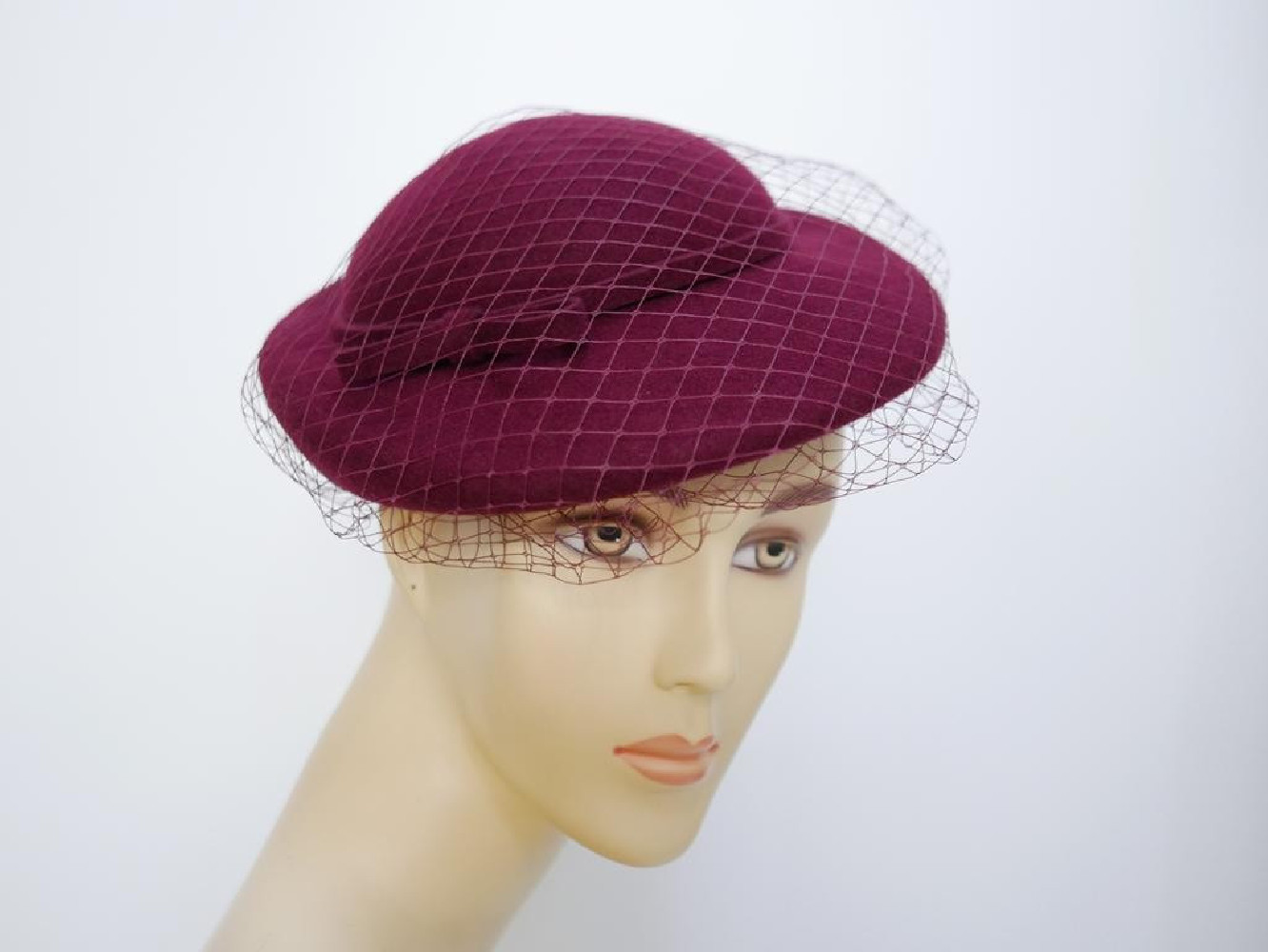 Consuela - bordowy kapelusz toczek z woalką