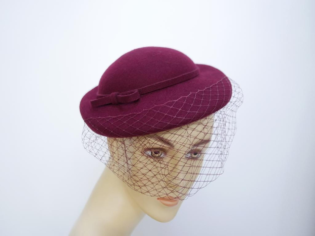 Consuela - bordowy kapelusz toczek z woalką