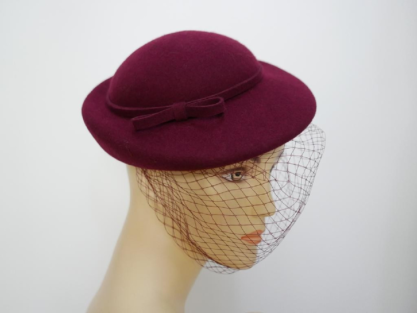 Consuela - bordowy kapelusz toczek z woalką
