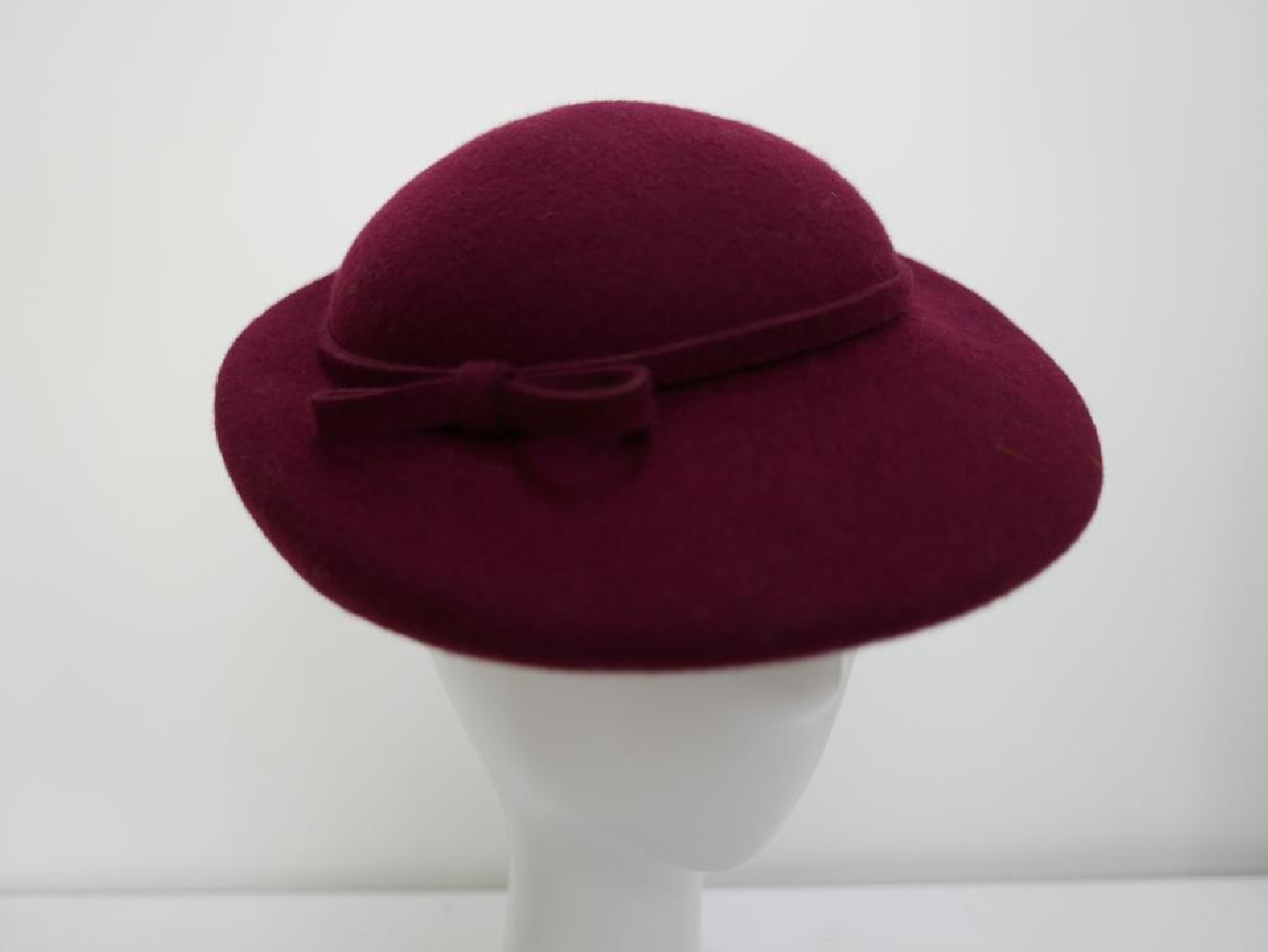 Consuela - bordowy kapelusz toczek z woalką