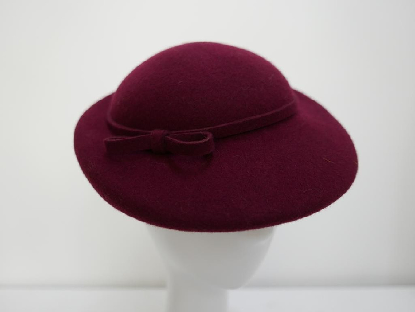 Consuela - bordowy kapelusz toczek z woalką