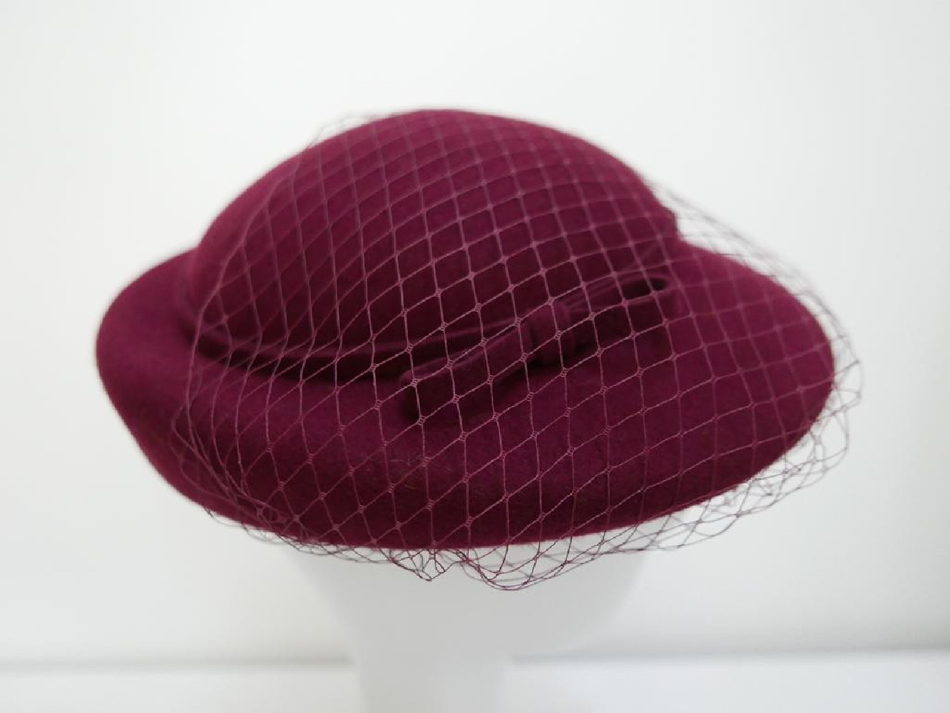 Consuela - bordowy kapelusz toczek z woalką