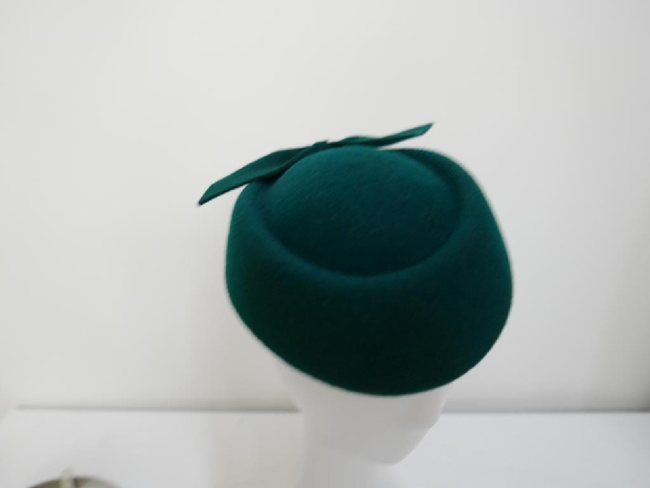 Tatiana butelkowa zieleń toczek w kształcie furażerki