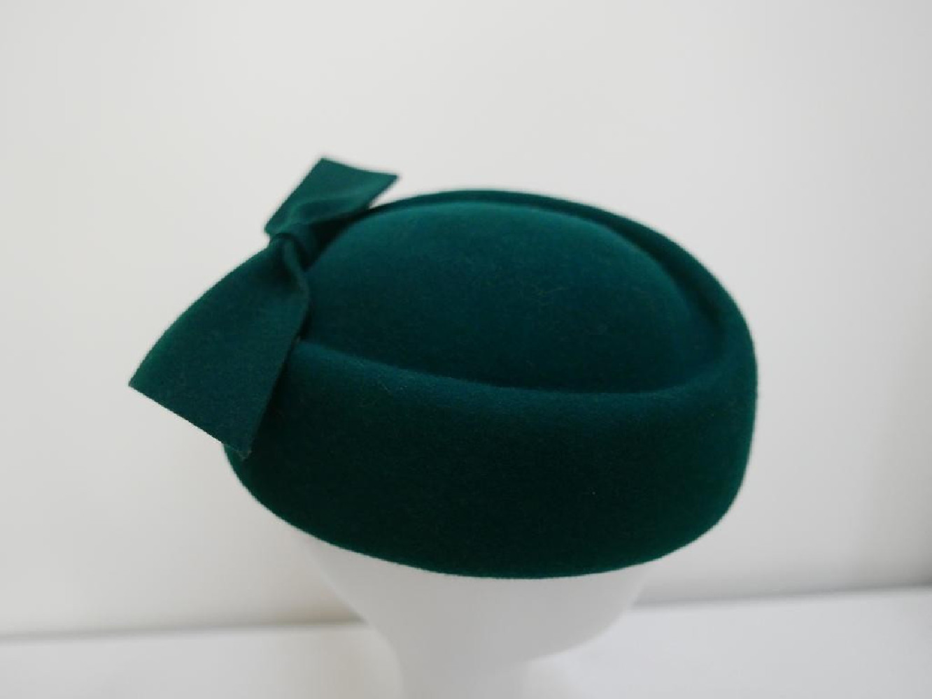 Tatiana butelkowa zieleń toczek w kształcie furażerki