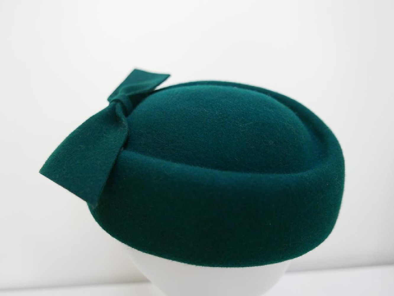 Tatiana butelkowa zieleń toczek w kształcie furażerki