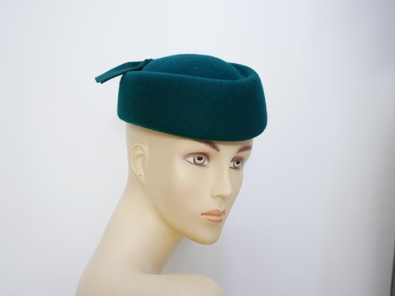 Tatiana butelkowa zieleń toczek w kształcie furażerki